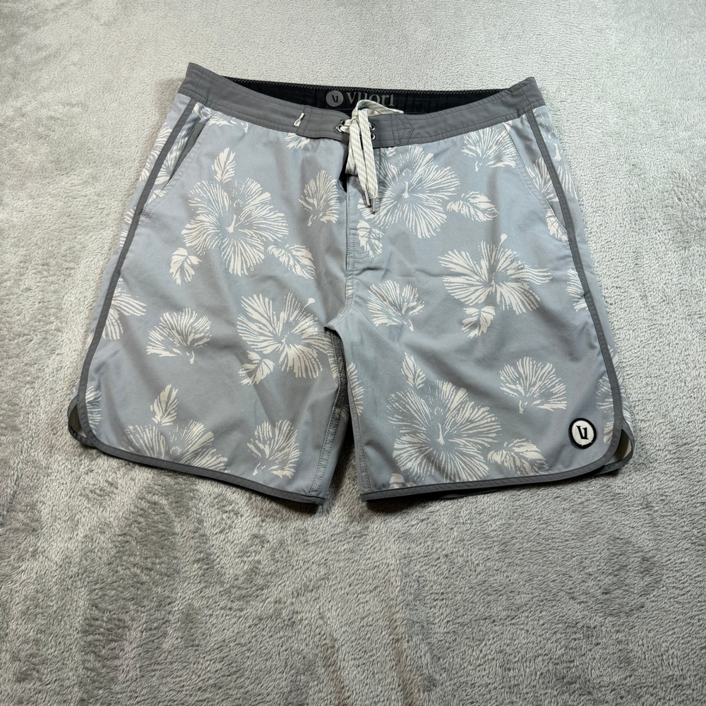 Vuori Cruise Boardshorts Mens 34 Gray Hibiscus Print V314 Swim Vacation